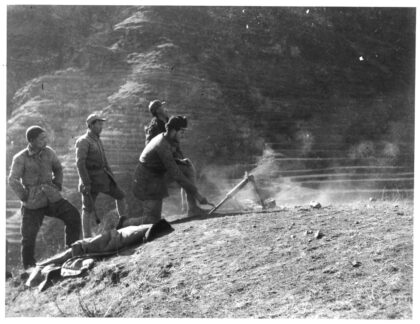 【jpg清晰版】1943年士兵们与理查德·傅莱医生（drrichardfrey）测试本地仿制的小型日式迫击炮——晋察冀.jpg