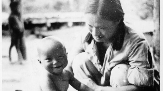 【jpg清晰版】1943年晋察冀李小黎（李效黎）在大盆里给埃里卡·林赛洗澡.jpg
