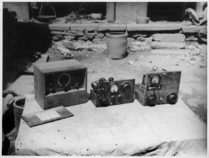 【jpg清晰版】1943年林迈可为军事通讯制造的便携式无线电设备.jpg
