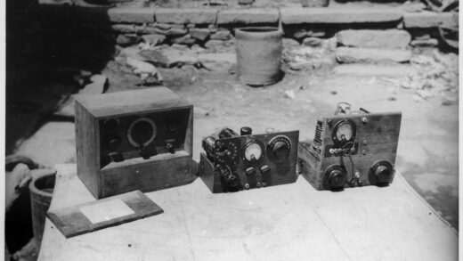 【jpg清晰版】1943年林迈可为军事通讯制造的便携式无线电设备.jpg