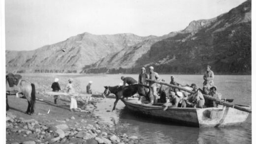 【jpg清晰版】1944年4月23日乘船牵着骡子渡过黄河.jpg
