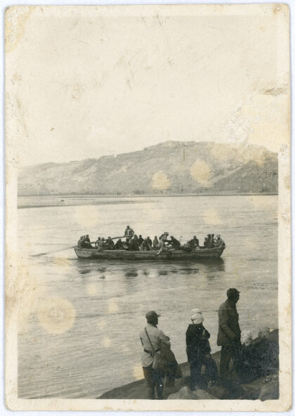 【jpg清晰版】1944年4月23日乘驳船横渡黄河.jpg