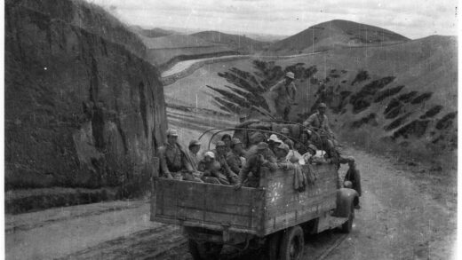 【jpg清晰版】1944年5月绥德至延安的卡车后厢中的男人、女人和儿童.jpg