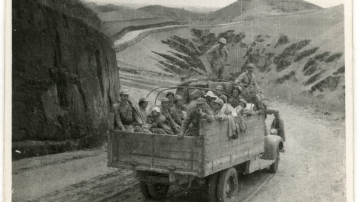【jpg清晰版】1944年5月绥德至延安的卡车后厢中的男人、妇女和儿童.jpg