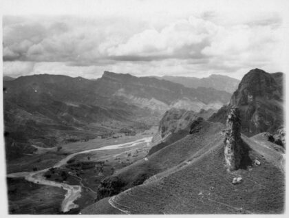 【jpg清晰版】1944年五台附近山谷中的河流与群山.jpg