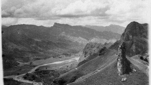 【jpg清晰版】1944年五台附近山谷中的河流与群山.jpg