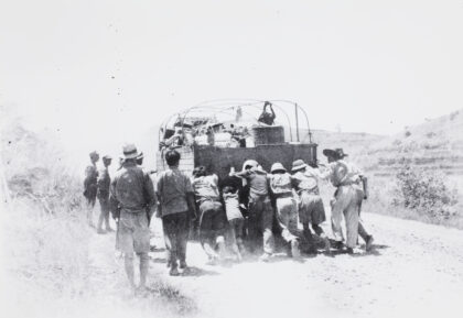 【jpg清晰版】1944年从桂林撤退时推卡车.jpg