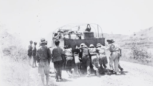 【jpg清晰版】1944年从桂林撤退时推卡车.jpg