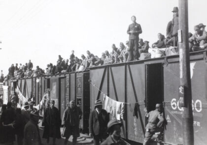 【jpg清晰版】1944年从桂林撤退期间火车车厢上的士兵.jpg