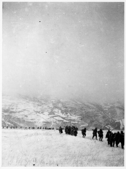 【jpg清晰版】1944年战士们穿越苍岩山奔赴延安的五百里行军.jpg