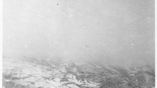 【jpg清晰版】1944年战士们穿越苍岩山奔赴延安的五百里行军.jpg