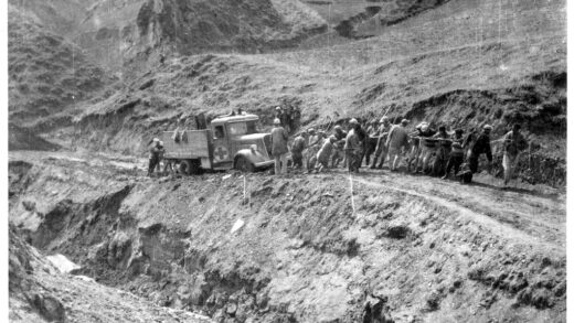 【jpg清晰版】1944年林赛的卡车在绥德县至延安的路上被从泥中拖出.jpg