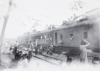 【jpg清晰版】1944年桂林撤退时的草棚火车车厢.jpg