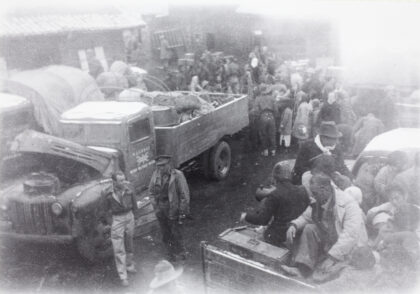 【jpg清晰版】1944年桂林撤退期间的英军卡车与难民.jpg