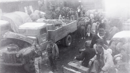 【jpg清晰版】1944年桂林撤退期间的英军卡车与难民.jpg