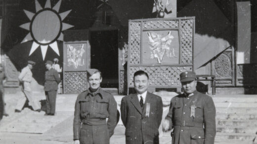 【jpg清晰版】1945年10月10日日军投降仪式上的贝斯特上尉、何应钦上将与郭上校北平北京.jpg