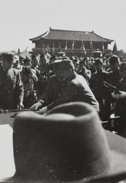 【jpg清晰版】1945年10月10日日军指挥官在北京投降并交出军刀.jpg