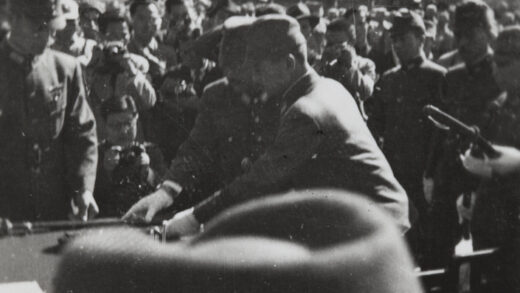 【jpg清晰版】1945年10月10日日军指挥官在北京投降并交出军刀.jpg