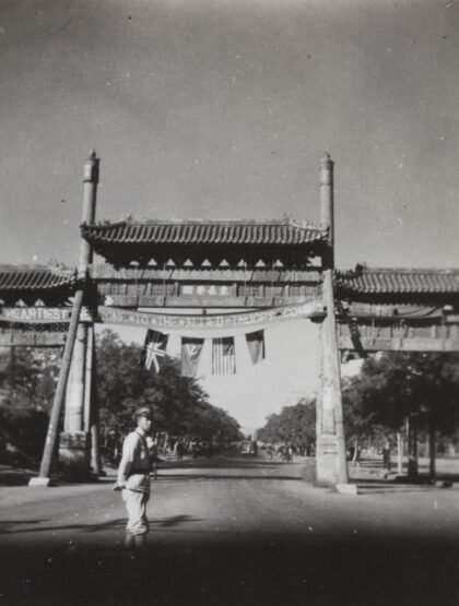 【jpg清晰版】1945年北京牌楼上欢迎盟军的横幅.jpg