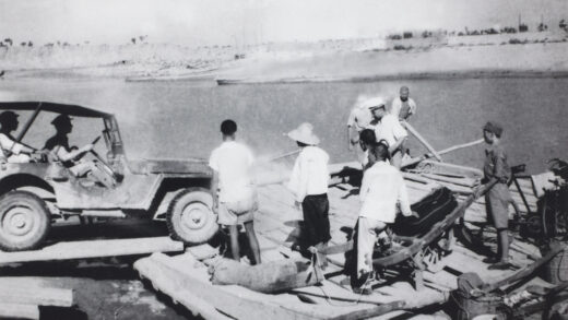 【jpg清晰版】1945年约翰·e·斯坦菲尔德驾驶soe吉普车登上渡轮.jpg