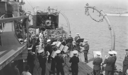 【jpg清晰版】hmsmagnolia号甲板上的船乐队演奏.jpg
