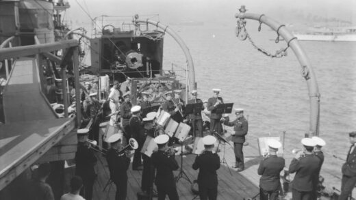 【jpg清晰版】hmsmagnolia号甲板上的船乐队演奏.jpg