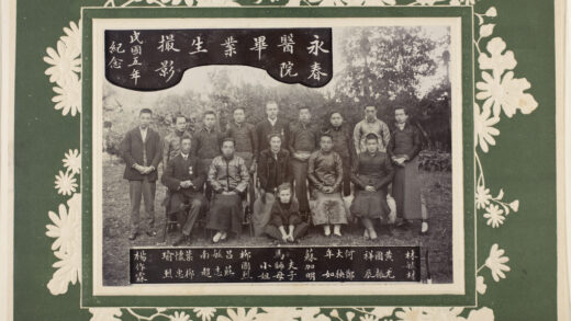 【jpg清晰版】j.p.麦克斯韦博士与家人及毕业学生合影于永春医院永春1916年.jpg