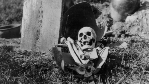 【jpg清晰版】一个破碎的敞口墓罐和墓碑.jpg