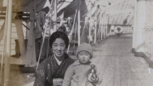 【jpg清晰版】一位妇女和一个孩子站在驶往长崎的轮船甲板上.jpg