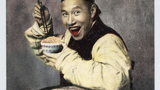 【jpg清晰版】一位面带微笑的男子在摄影棚里边吃边摆姿势.jpg