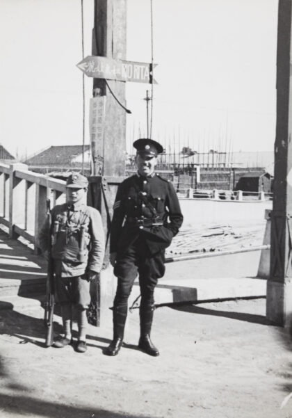 【jpg清晰版】一名上海市警察局的巡佐与一名士兵在桥边上海1937年.jpg