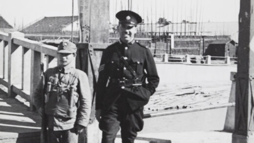 【jpg清晰版】一名上海市警察局的巡佐与一名士兵在桥边上海1937年.jpg