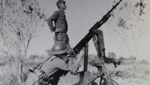 【jpg清晰版】一名军官和一名机枪手带着哈奇开斯m1914机枪在上海虹桥附近1937年.jpg