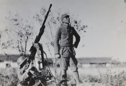 【jpg清晰版】一名军官和一名机枪手配备哈奇开斯m1914机枪.jpg