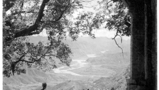 【jpg清晰版】一名士兵和两头骡子穿过裴楚马霍山谷的山口.jpg
