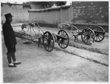 【jpg清晰版】一名士兵携带着军阀内战时期的旧火炮1938年春冀中地区.jpg