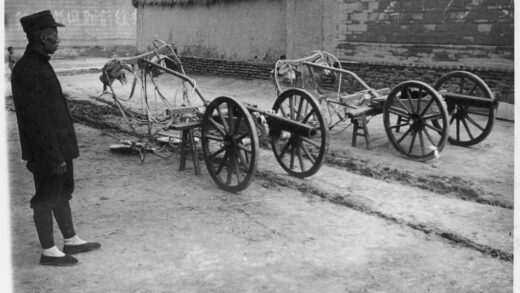 【jpg清晰版】一名士兵携带着军阀内战时期的旧火炮1938年春冀中地区.jpg
