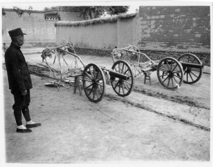 【jpg清晰版】一名士兵携带着早期军阀内战时的老旧火炮华北中部1938年春.jpg