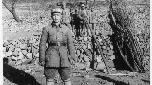 【jpg清晰版】一名士兵靠近一捆柴火和一群士兵.jpg