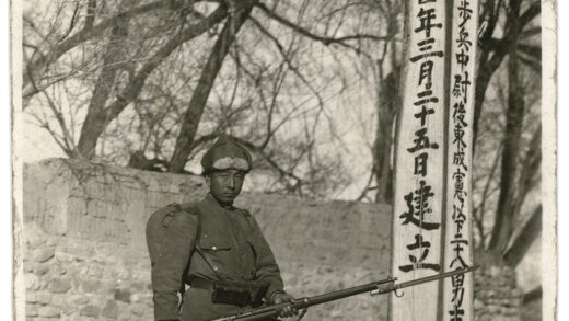 【jpg清晰版】一名持刺刀步枪的士兵站在二十八名日本步兵的墓旁.jpg