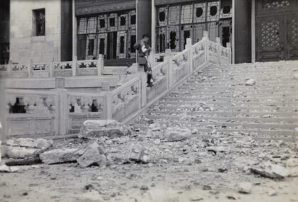 【jpg清晰版】一名童子军在拍摄上海江湾greatershanghaimunicipality市民中心战争损毁情况.jpg