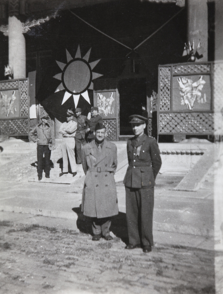 【JPG清晰版】一名美军士兵与约翰·E·斯坦菲尔德在北平北京日本投降仪式上