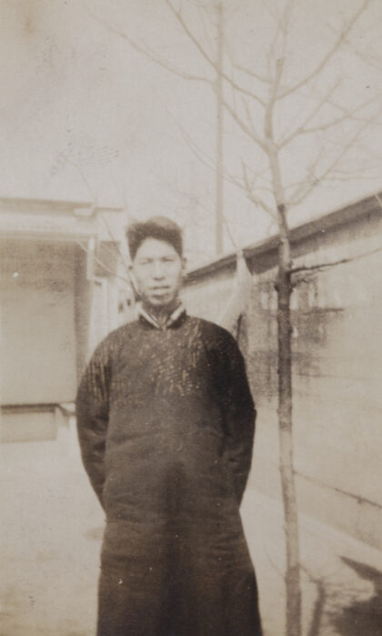 【jpg清晰版】一名身份不明的男子站在墙边.jpg