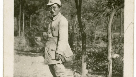 【jpg清晰版】一名身着制服、背着包的中国男子身份不明延安.jpg