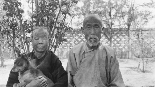 【jpg清晰版】一对老年夫妇的肖像带着一只狗.jpg