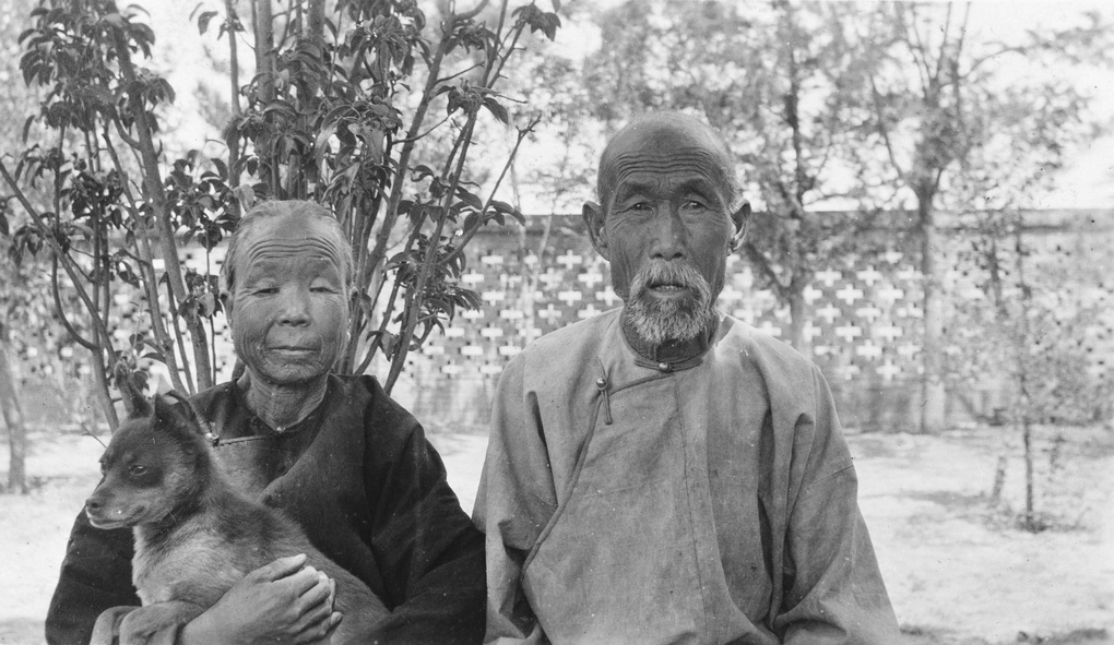 【JPG清晰版】一对老年夫妇的肖像带着一只狗