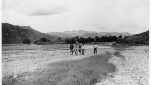 【jpg清晰版】一支担架队正将一名伤兵送往白求恩医生的医院.jpg