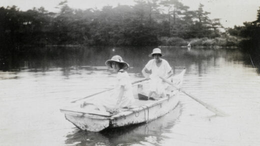 【jpg清晰版】一条划艇上的两名女子.jpg