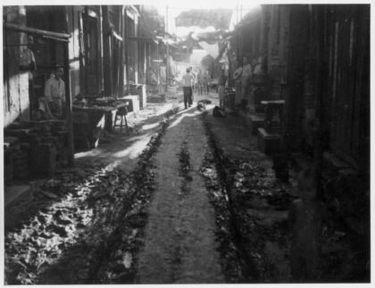 【jpg清晰版】一条泥泞的街道和临时搭建的路边摊1938年.jpg
