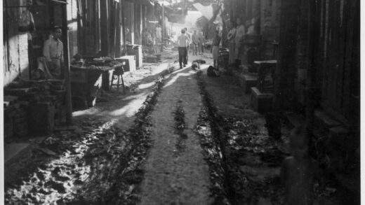 【jpg清晰版】一条泥泞的街道和临时搭建的路边摊1938年.jpg